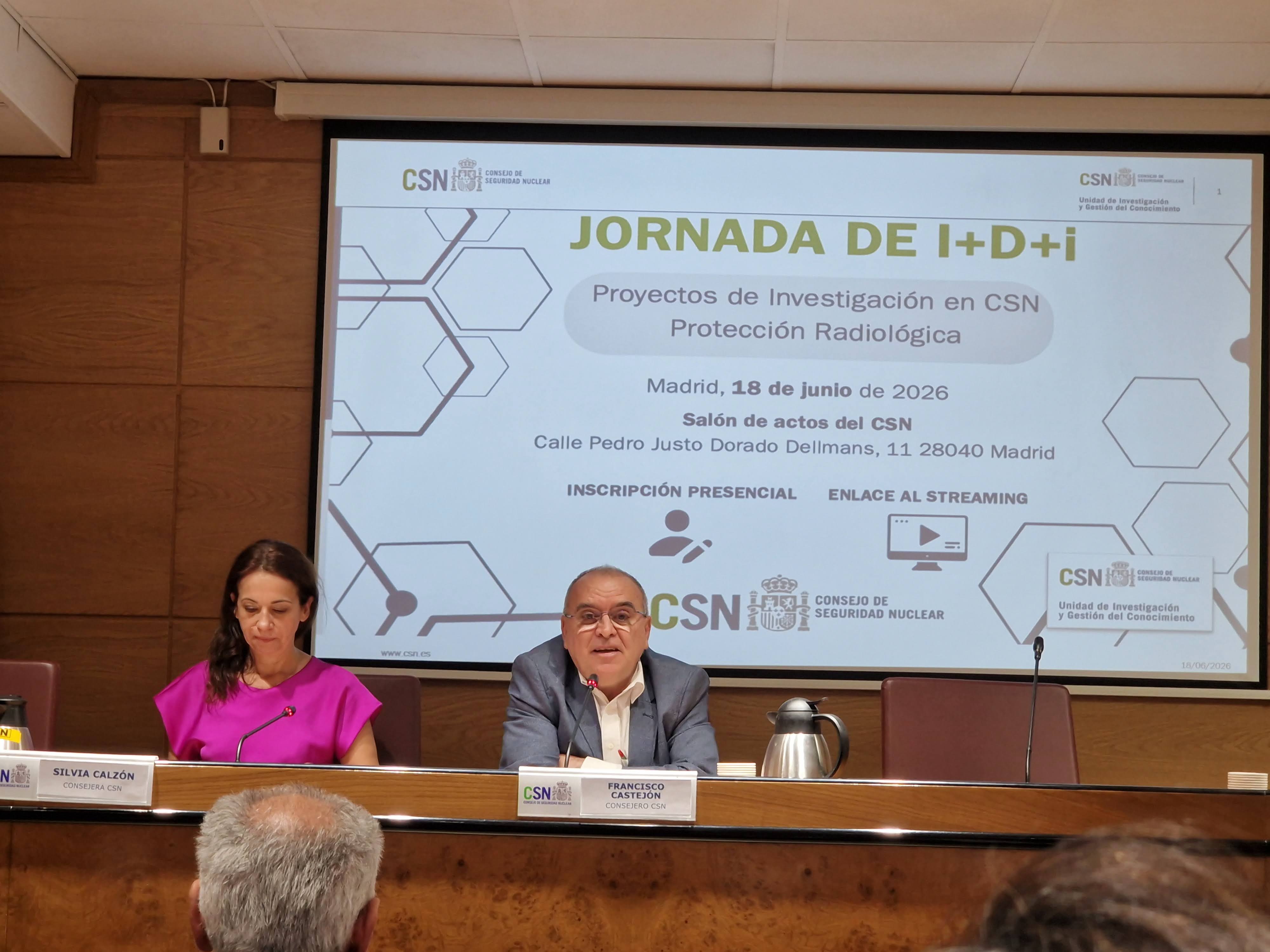 Los consejeros Francisco Castejón y Silvia Calzón durante el acto de clausura