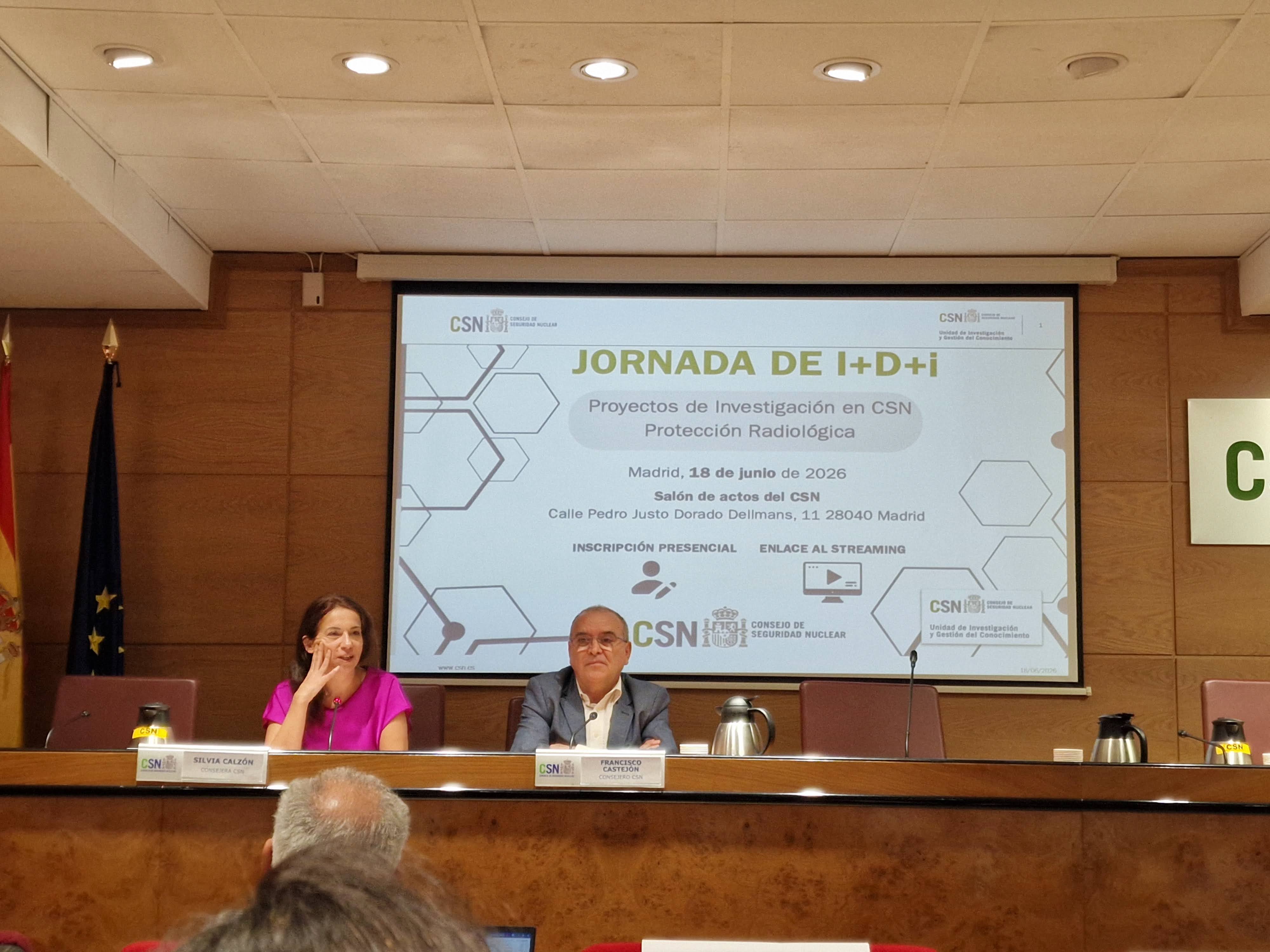 Vista general de la mesa presidencial al cierre de la Jornada I+D+i CSN 2026